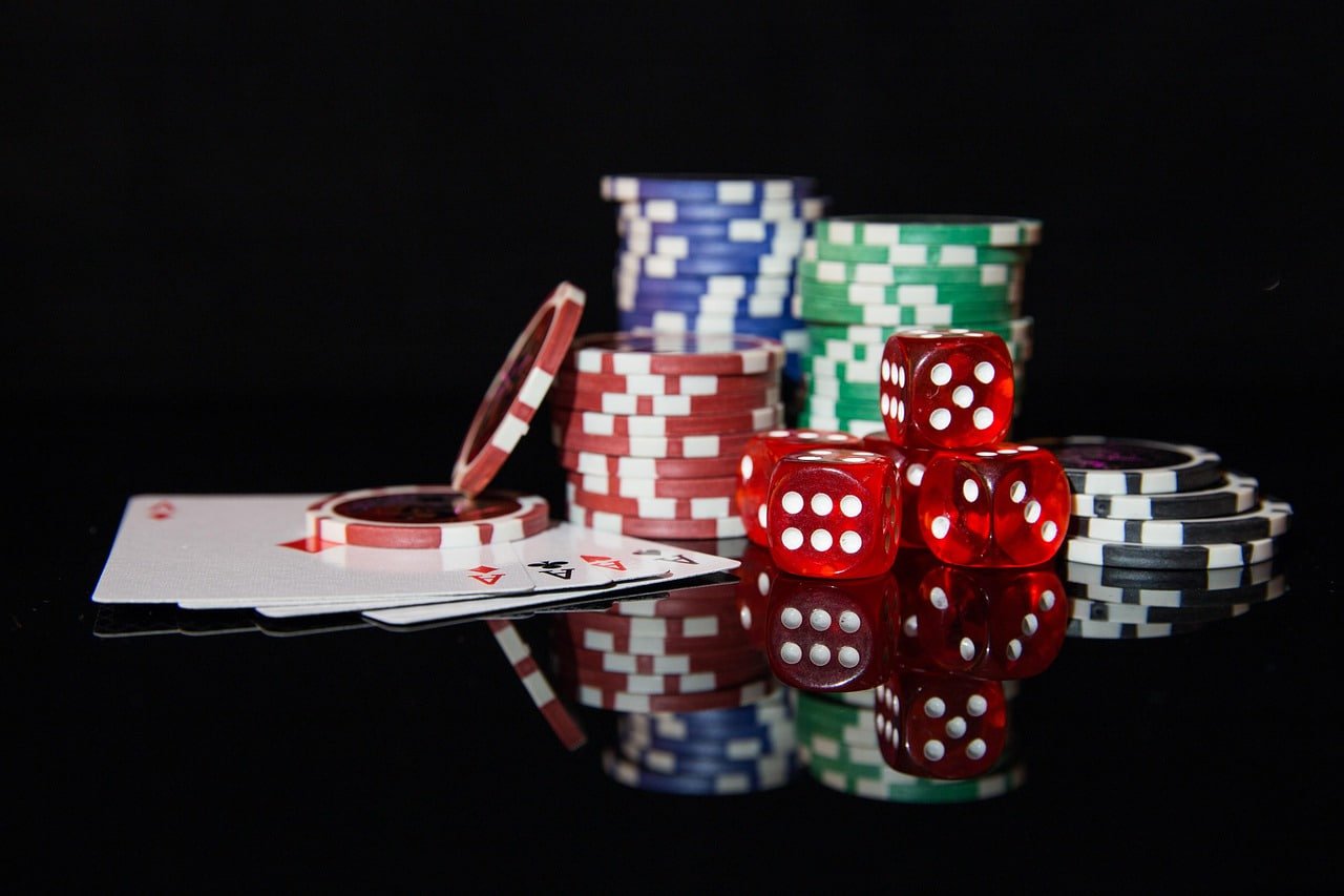 Dealer live casino dengan meja permainan